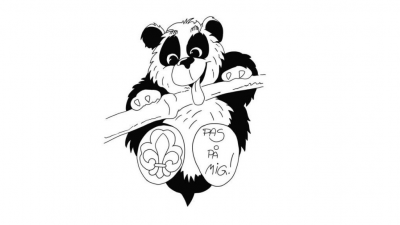 Tegning af en glad panda med DDS korpsmærke og teksten pas på mig skrevet på fodsålerne